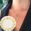 CARLIDANA Classique Minimaliste Alphabet 26 Breloques Lettres en Cristal Collier Pendentif Rond Lettre Acier Inoxydable Collier DIY