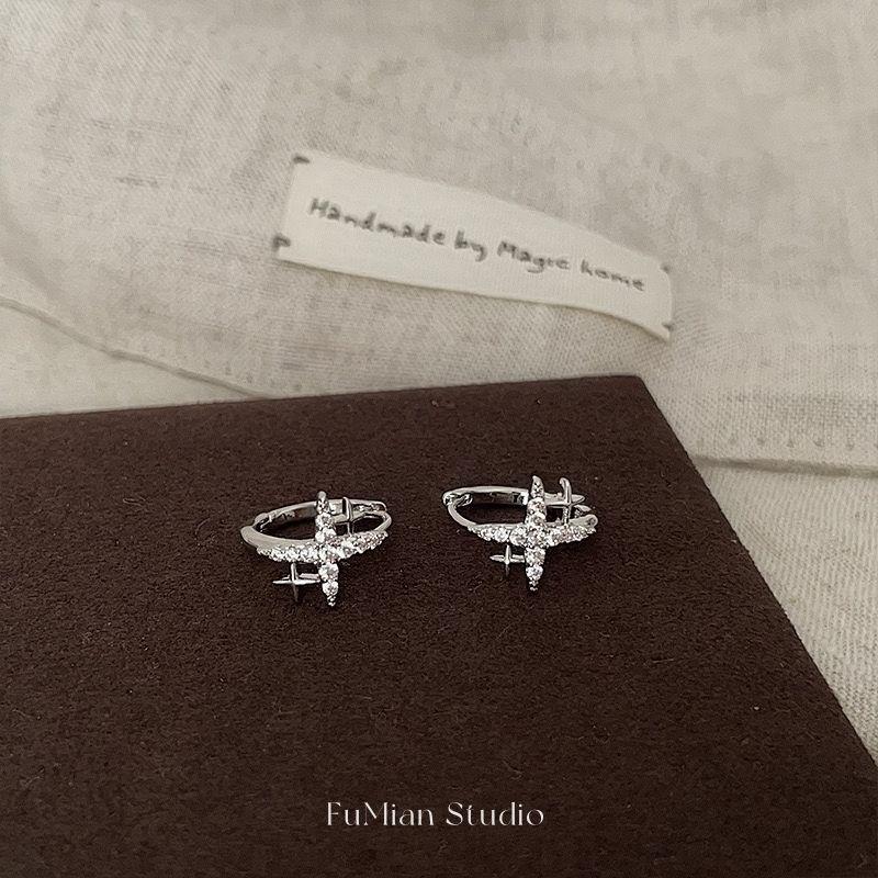 

Серьги-пусеты с цирконами в виде четырех восьмиконечных звезд Rich Sleep Free Женские Высокого класса Элегантный Нишевый дизайн Легче всего сочетать Минималистичные серьги-подвески A pair of star earrings