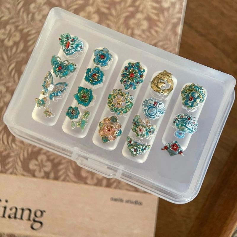 Silikonowa forma do paznokci 3D Kreskówka Kwiat Świąteczny Motyl Szablony do Paznokci Dekoracja Manicure DIY Szablon do Zdobień Paznokci
