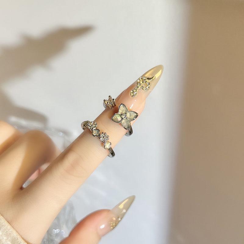 Noble Four-Leaf Clover Mother-of-Pearl Ring: High-End Temperament Cool Style for Women