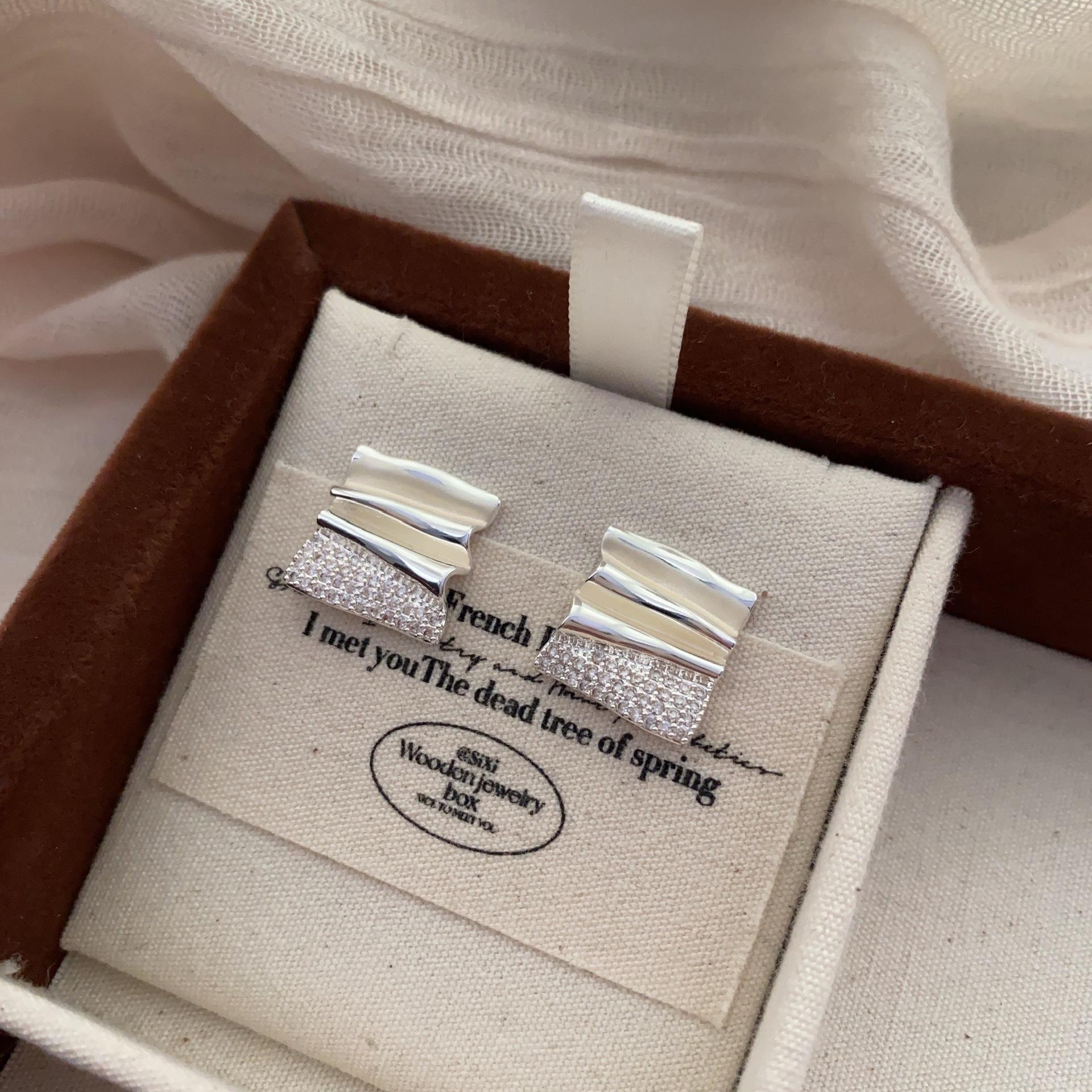 Cool High-End Irregular Pleated Stud Earrings Niche French Personality Female Metal Versatile Temperament Design Earrings