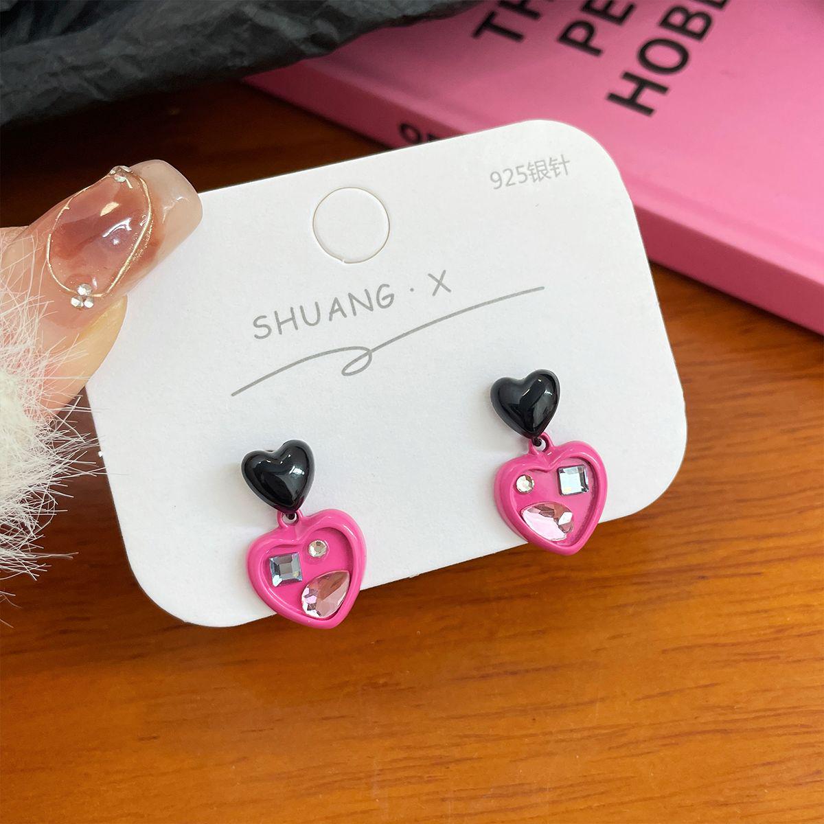 

Серьги-сердечки в виде черных и розовых бантов с серебряными иглами — милый и классный стиль, изысканный нишевый дизайн