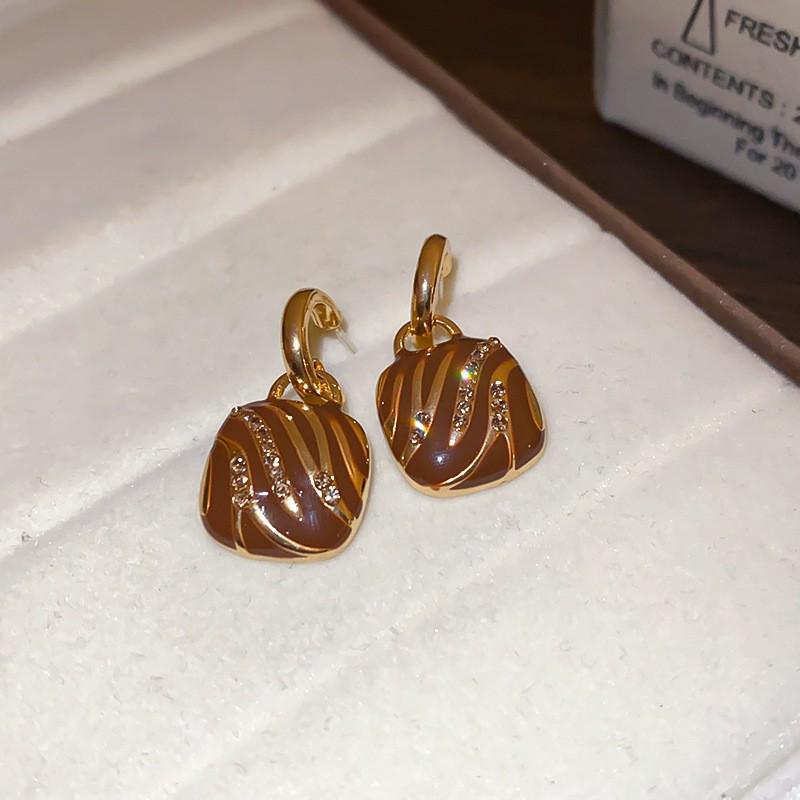 Silver Needle Geometric Stud Earrings: Retro, Light Luxury, Versatile Fashion, Elegant Accessories.