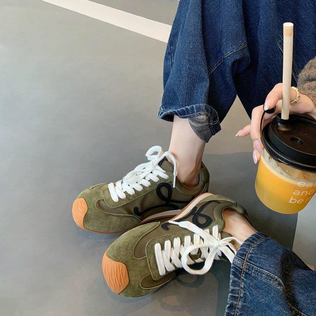 2025 Herbst Damen Retro Kuhleder Deutsche Trainer mit Asymmetrischer Zehenpartie, Innerem Absatz und Schnürdesign