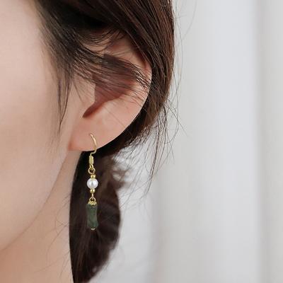 Sieviešu garajiem nacionālajiem tirkīza nefrīta bārkstīm rotātajiem auskariem ir pietiekami daudz bambusa auskaru, tiesas stila izsmalcinātiem pērļu bambusa auskariem.