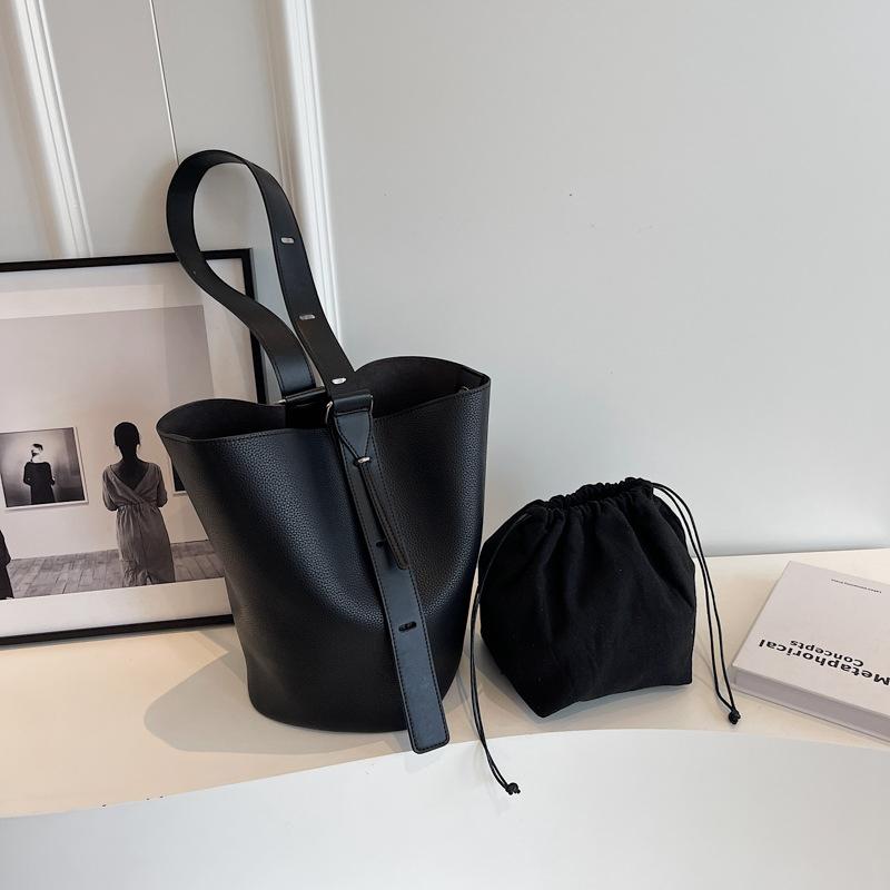 

Carefully Selected Large Capacity Bag, New Fashionable and Niche Design, Single Shoulder Crossbody Bag, Popular Mother and Child Bucket Bag чорний