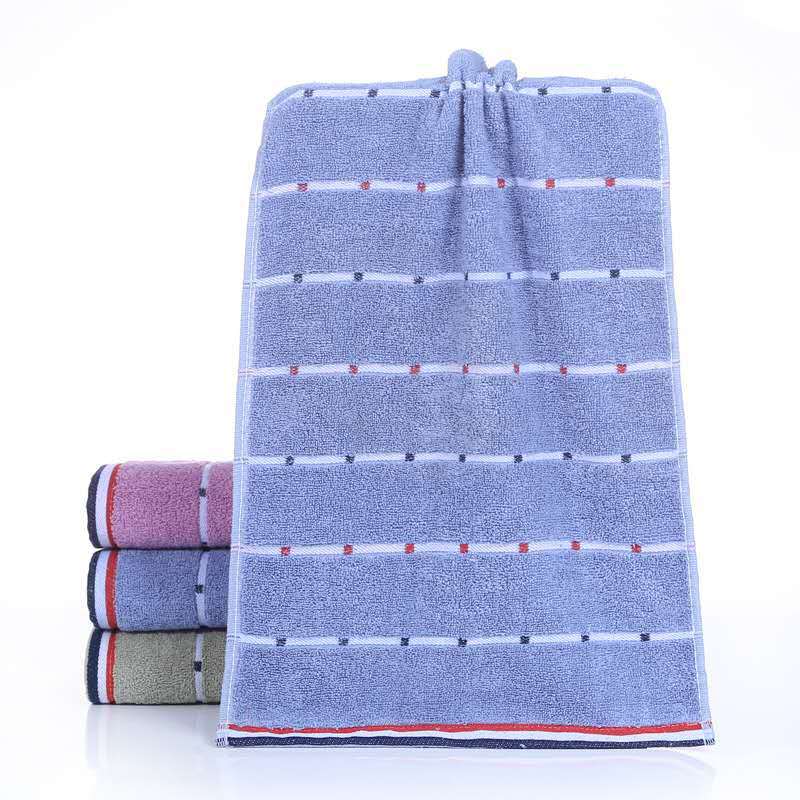 Håndkleet er laget av ren bomull, mykt og absorberende, fortykket og brodert med fargerike skyer og stjerner.