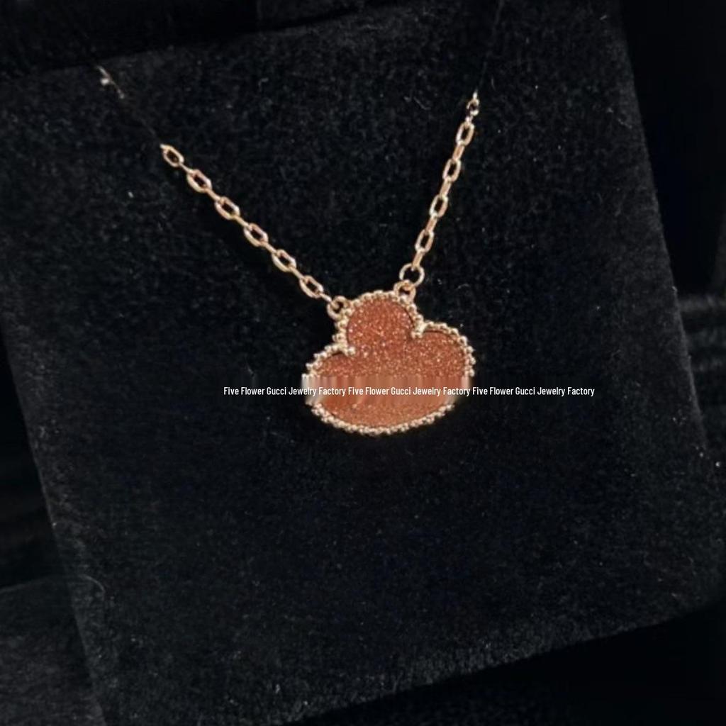 Náhrdelník Van Cleef se čtyřlístkem: Zlatý přívěsek pro ženy s pětilistým designem, bílou perletí, červeným achátem a diamantem.