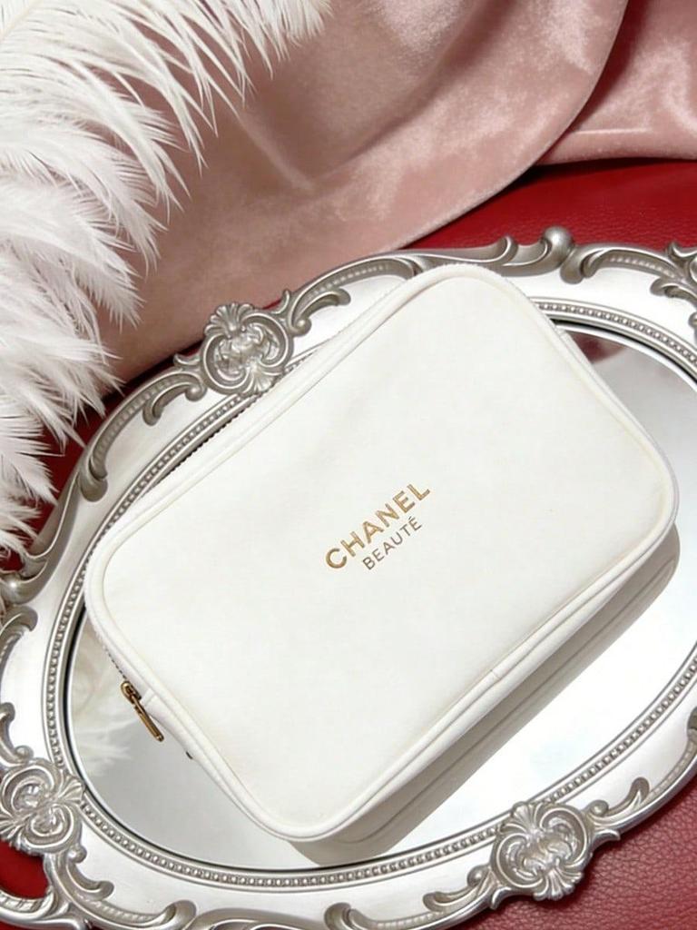 Weiße CHANEL BEAUTÉ Rechteckige Schminktasche, Reißverschluss in Gold, Kosmetiktasche für Reisen, Luxusmarke Beauty-Accessoire