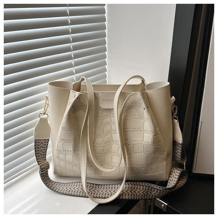 Fashion Bag For Women With Pu Material And Large Capacity For Daily Use