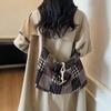 Large Capacity Messenger Bag Casual and Lightweight Plaid Design with Adjustable Shoulder Straps Fashionable Shoulder Bag KTB