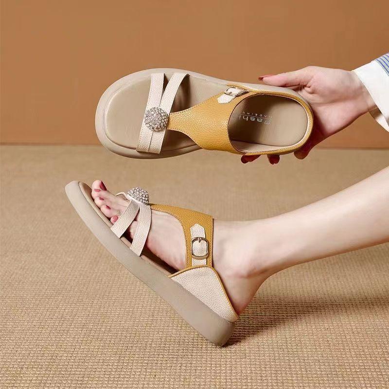 

Fashion Soft Explosive Slippers 2025 Outer Wear Stepping on Shit Feeling Flat Bottom Rhinestone Comfortable Soft Bottom Women s Sandals 35 светло-желтого