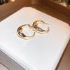 Unregelmäßige Faltenring-Ohrringe, modische und schlichte Ohrringe im Metallstil, leichter Luxus, hochwertiges Gefühl, vielseitige Ohrringe, Damen