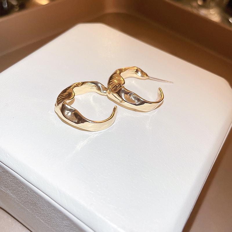 Unregelmäßige Faltenring-Ohrringe, modische und schlichte Ohrringe im Metallstil, leichter Luxus, hochwertiges Gefühl, vielseitige Ohrringe, Damen