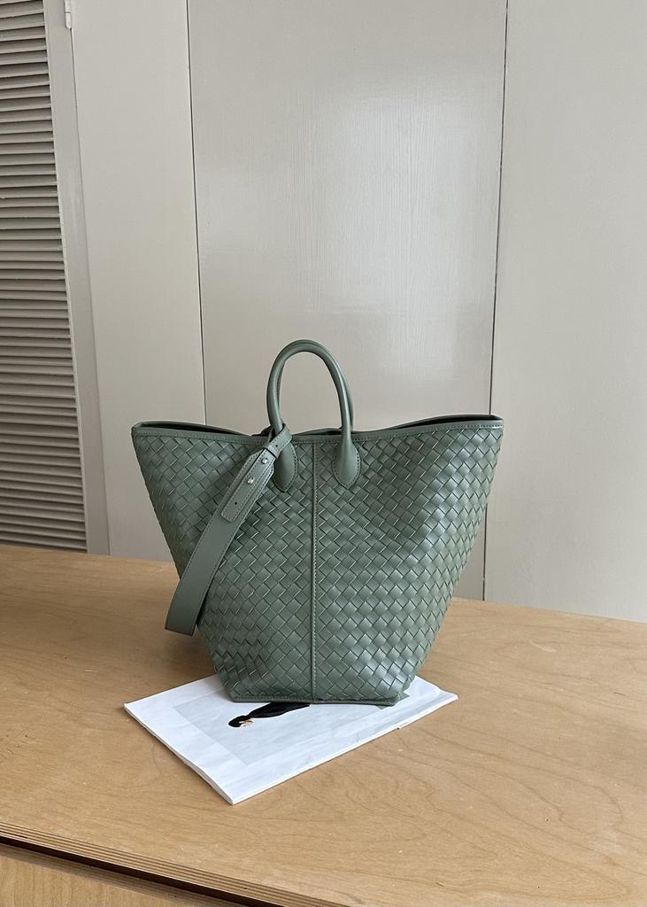 New woven tote bag for women, large capacity single shoulder crossbody bag, fashionable commuter handbag, versatile and high-end