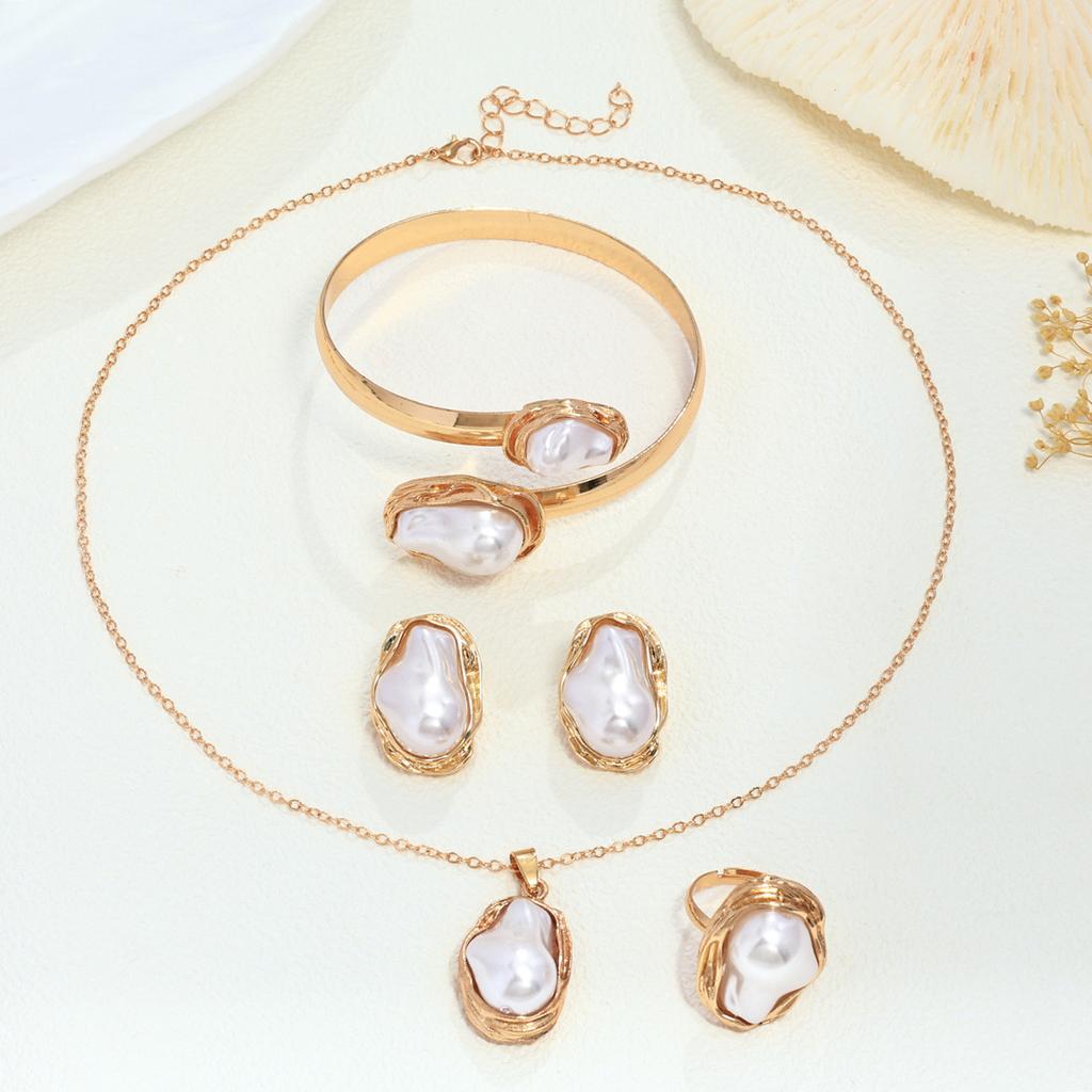 Trendy spesialformet perlesett, retro luksus temperament halskjede, øredobber, ringsett.