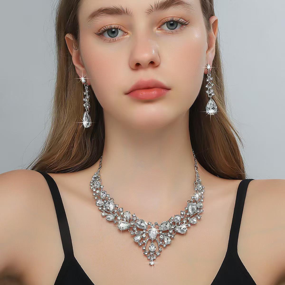 Свадебный набор ювелирных изделий со стразами, в стиле легкой роскоши: Ожерелье, серьги и браслет