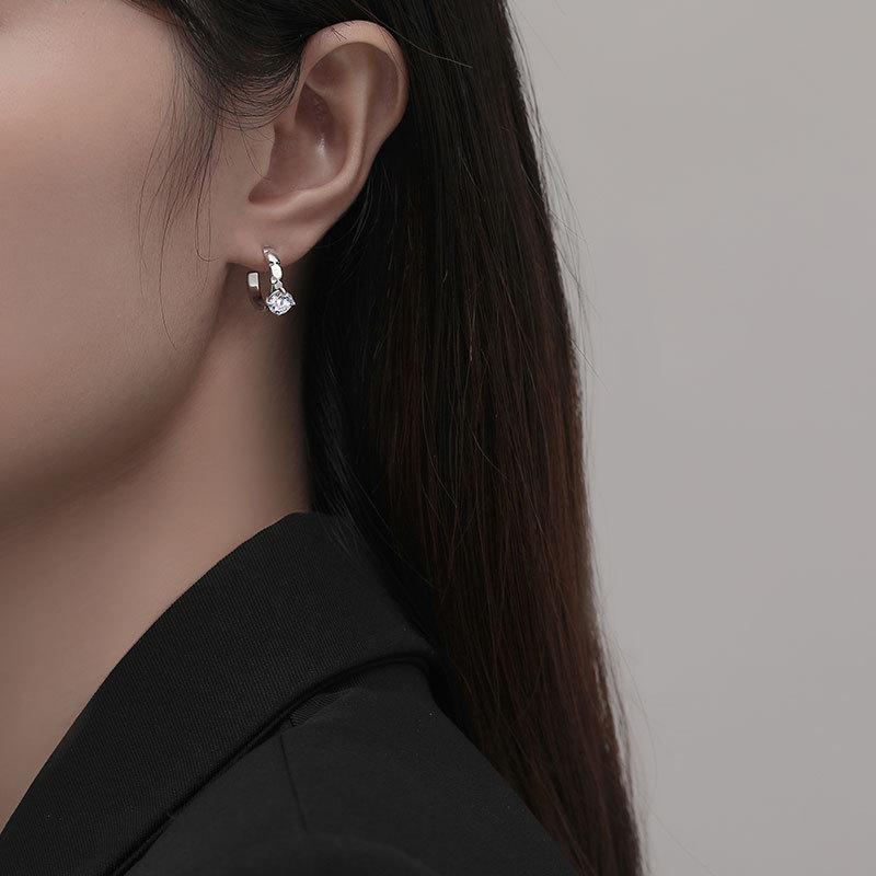 Retro Four-claw Zircon Earrings Are New Simple Personalized Design Ins Cold Wind Earrings for Men and Women.