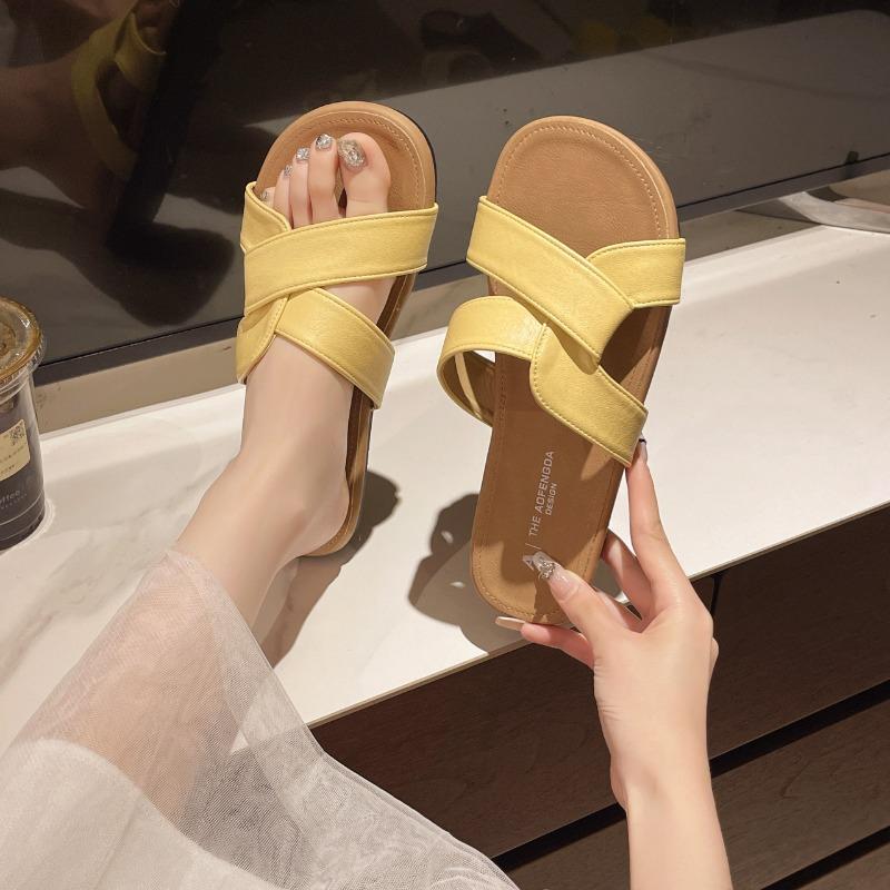 Pantoufles d'été pour femmes nouvelles sandales de plage plates à semelle souple haut de gamme mode sandales à une bride