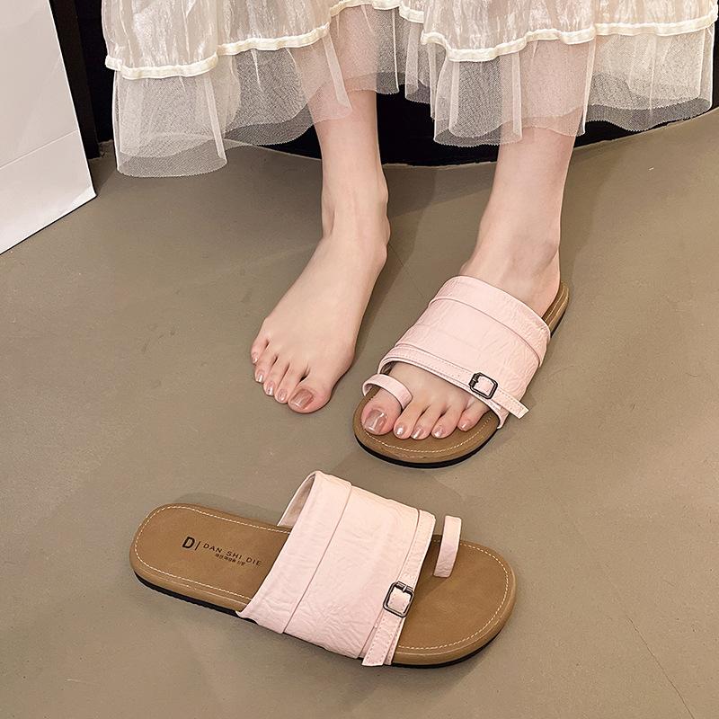 French small fragrant wind cover toe cool slippers female summer wear flat bottom 2025 new fashion fairy word beach slippers