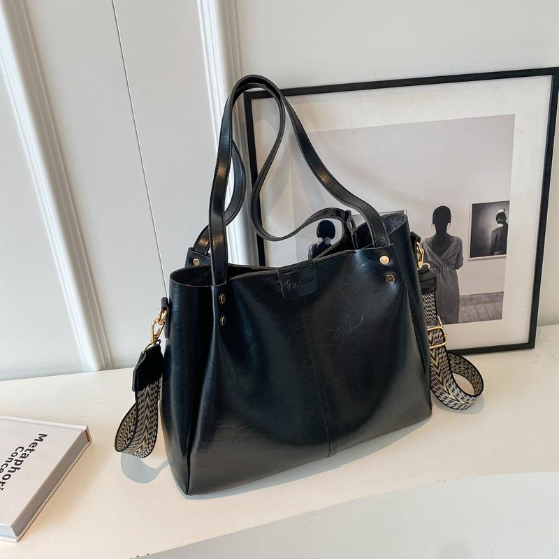 Commuting versatile underarm large-capacity bag women's 2025 new spring and summer Korean version retro fashion tote bag shoulder bag