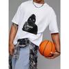 T-shirt girocollo bianca con gatto nero in felpa con scritta Okak, casual, streetwear, alla moda, unisex, ideale per tutti i giorni e per le uscite.