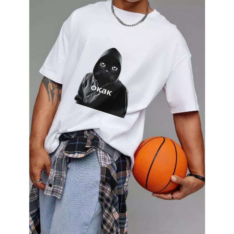 T-shirt girocollo bianca con gatto nero in felpa con scritta Okak, casual, streetwear, alla moda, unisex, ideale per tutti i giorni e per le uscite.