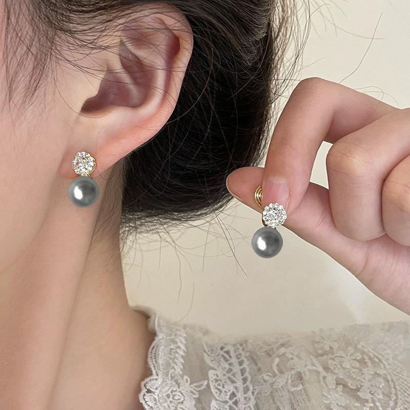 Elegant gray pearl mosquito coil disc ear clips without ear piercings, women s micro-inlaid zircon stud earrings, fashionable light luxury earrings.