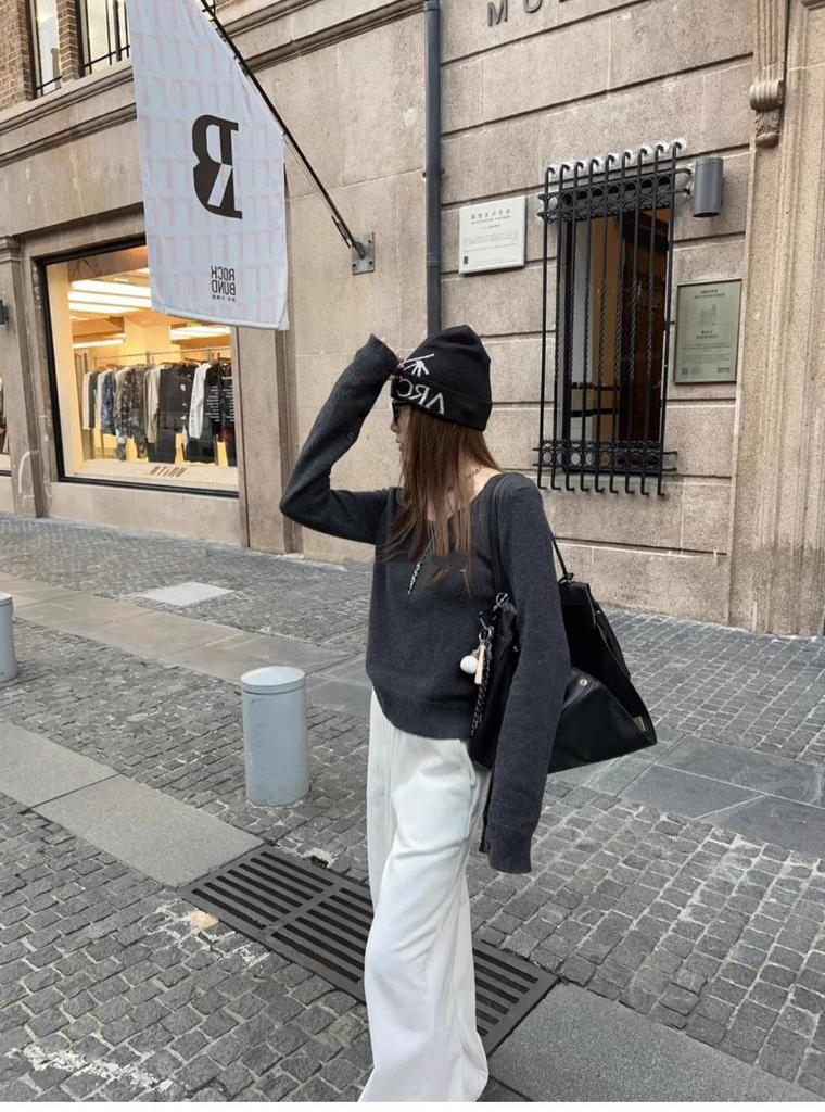 Korean Style V-neck Soft Fluffy Long-Sleeve Knit Sweater for Autumn/Winter Women's Slim Fit.