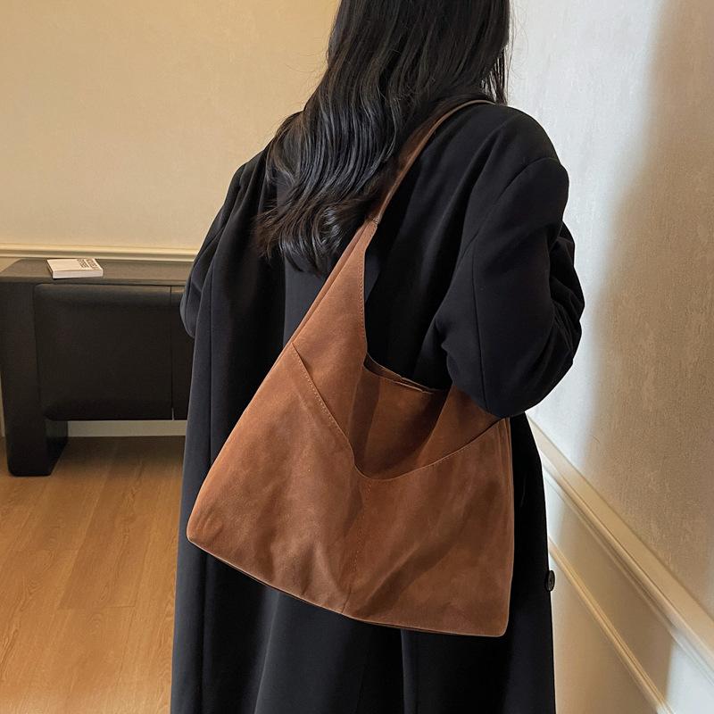 Autumn Maillard large-capacity armpit bag, new suede tote bag, versatile single shoulder commuter tote bag.