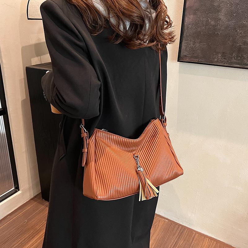 New Simple Retro Portable Shoulder Diagonal Cross Armpit Bag Women's Large Capacity Versatile High Quality Bag
