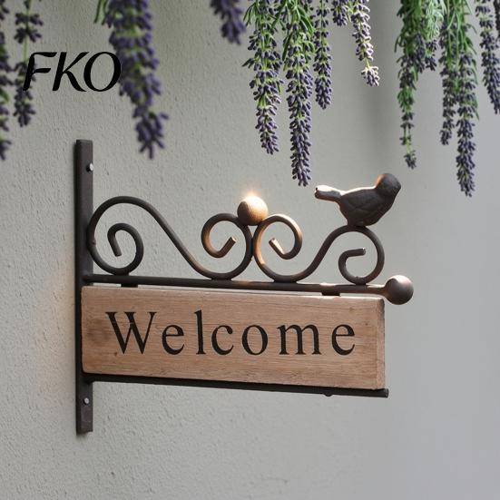 Country Style Welcome Plaque Mini Bird Sign, Retro Carved Wooden Panel with Iron Frame Wall Art Mounting Sign for Outdoor Porch Courtyard Gates