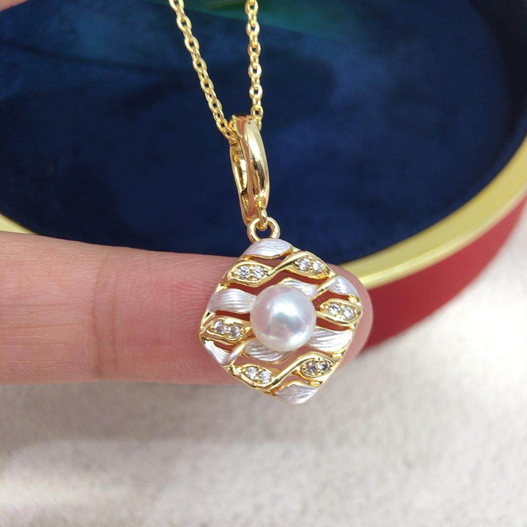 Винтажный геометрический кулон-ромб с жемчугом и цирконами золотой