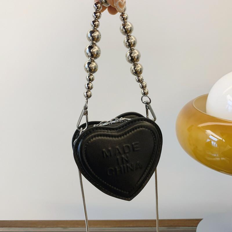 

Трендовая сумка подмышку в форме сердца черного и серебристого цвета, идеально подходящая для повседневных нарядов