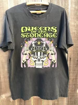 Queens Of Stone Age Groupe Années 90 Charbon Unisexes Réimpression T-shirt Cadeau Pour Fan S-5XL T-shirt Unisexe