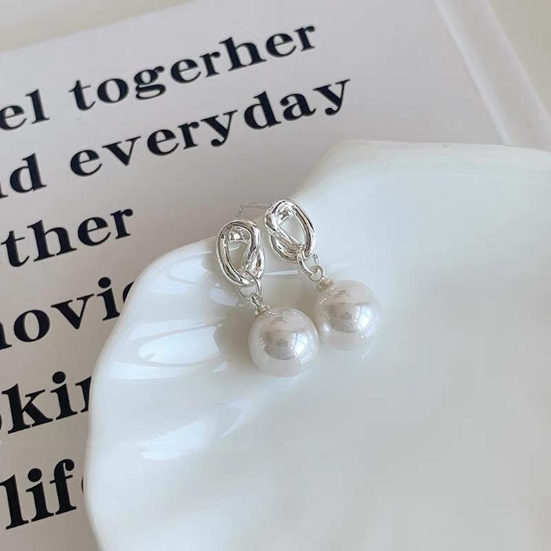 

Silver needle simple temperament kinked pearl earrings new popular niche design high-end stud earrings women