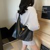 New Retro Large-capacity Armpit Bag Female Tote Bag with Simple Texture and One-shoulder Tote Bag.