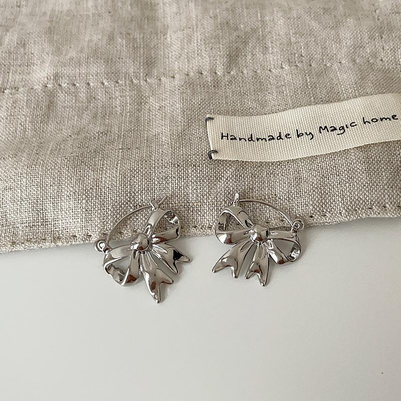

Cold And Smooth Metal Love Bow Earrings, Women S Simple And Advanced Sense Of Personality, Versatile Earrings, Earrings.
