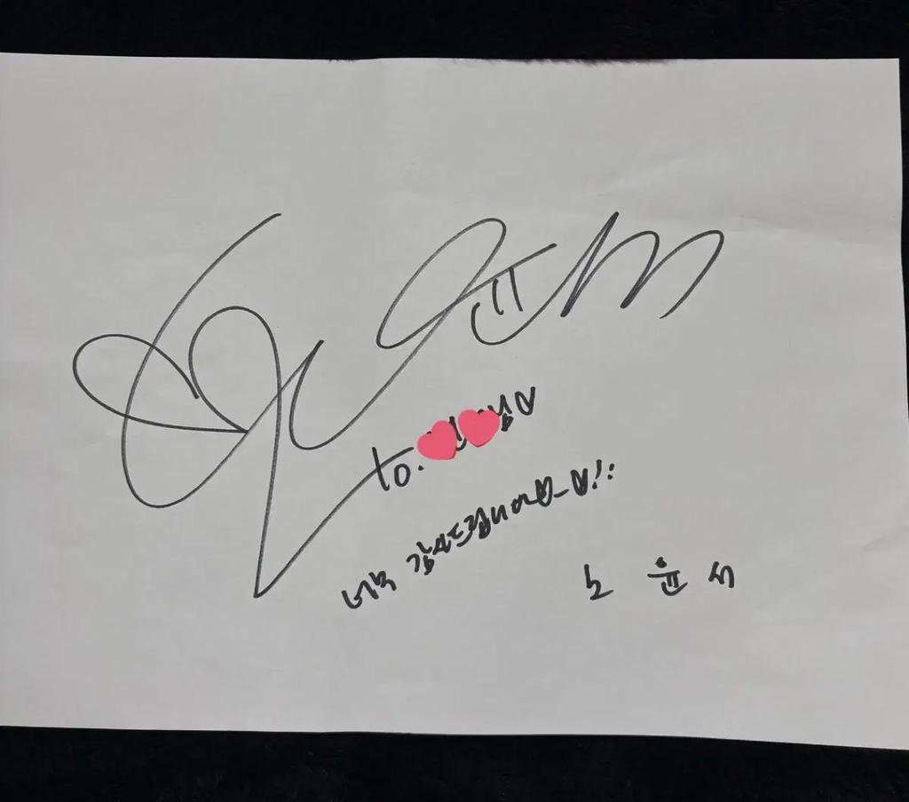 Autographed signature and special gift from actress Noh Yoon-seo