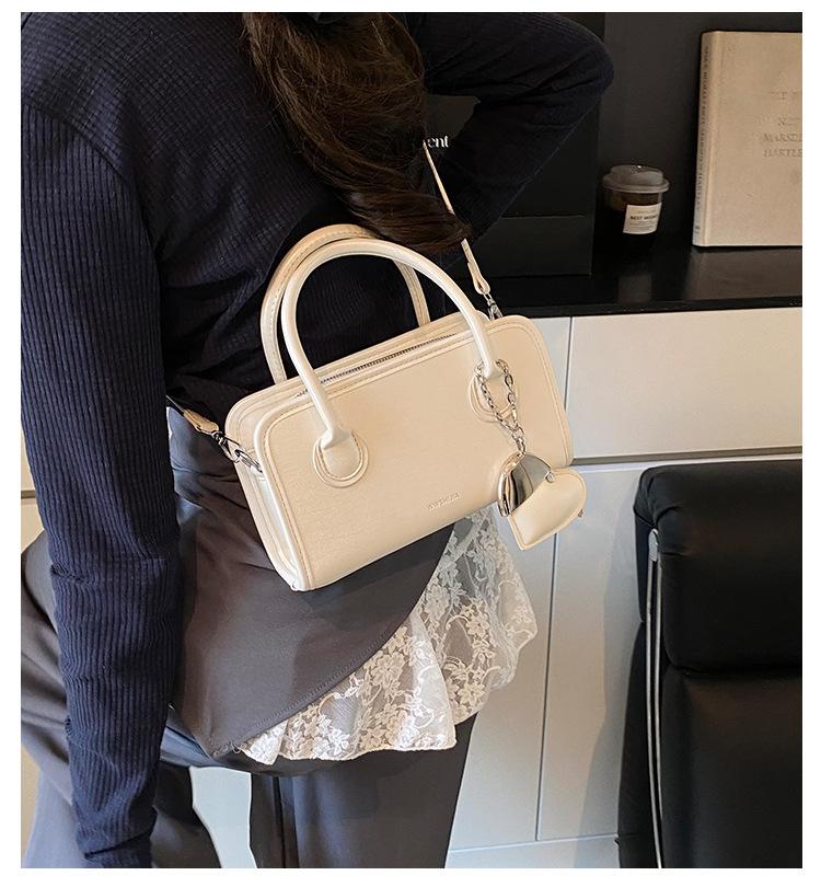 Premium small bag women's 2025 new summer versatile messenger bag popular this year portable small square bag