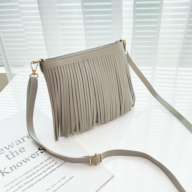 

Women s bag single shoulder women s change bag spring and summer new messenger fringed mobile phone bag серый