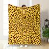 Motivo a macchie di leopardo con macchie marroni e gialle irregolari su sfondo beige. coperta per tutte le stagioni coperta per pausa pranzo regalo