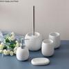 Set Ceramica Bianca per Bagno Set Lavaggio Accessori da Toeletta Bagno Set da 5 Pezzi Flacone Lozione Bicchiere Boccale Porta Sapone Scopino per WC