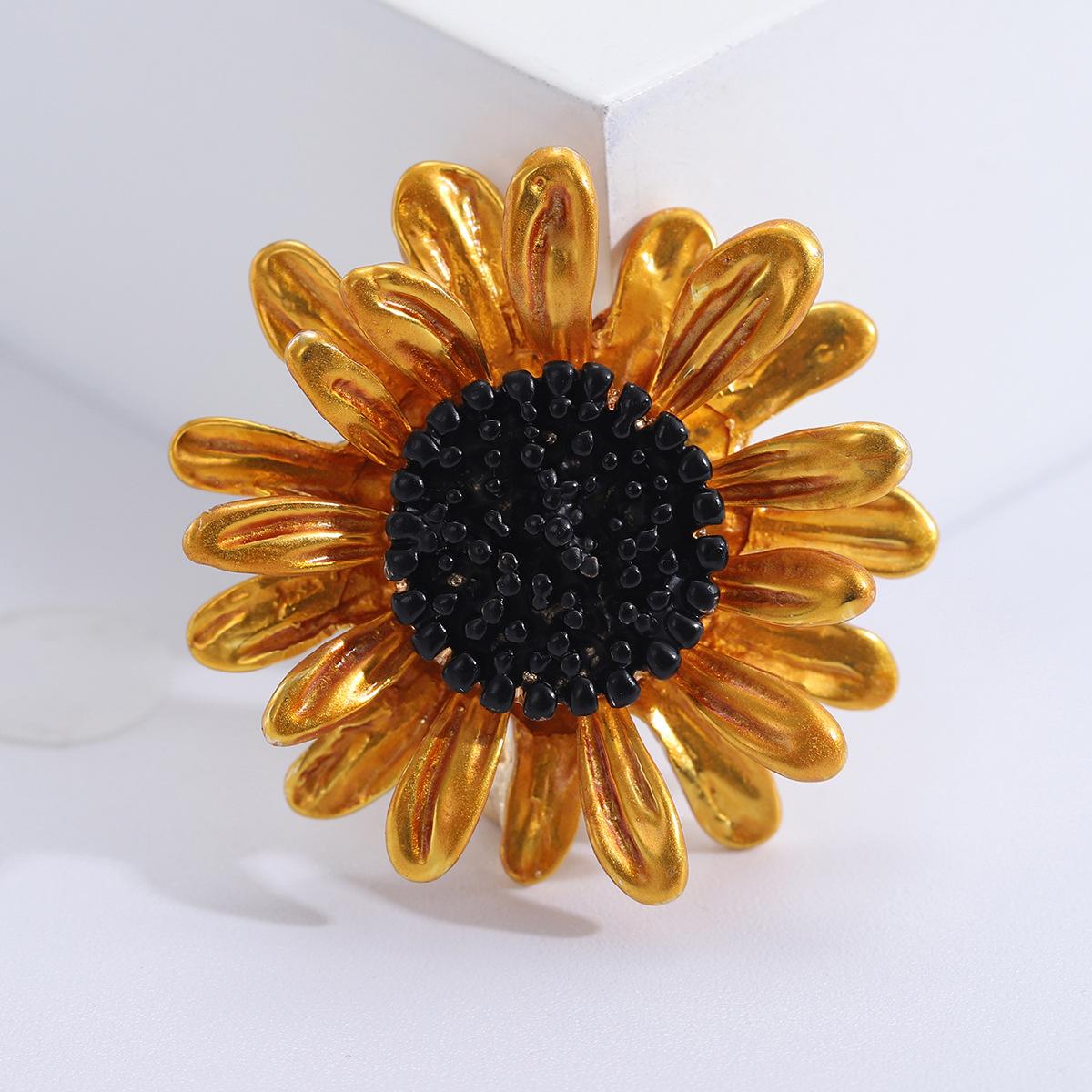 

Креативная, стильная и простая маленькая брошь в виде ромашки, модный темперамент, желтая брошь-подсолнух для воротника, брошь-антиблик