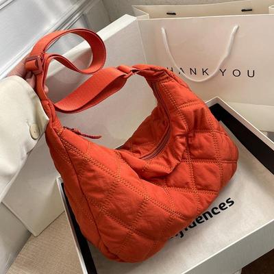 Mulheres sacos laterais de náilon macio 2024 na tendência marca acolchoado luxo grandes bolsas senhora ombro balde crossbody sacos designer marca