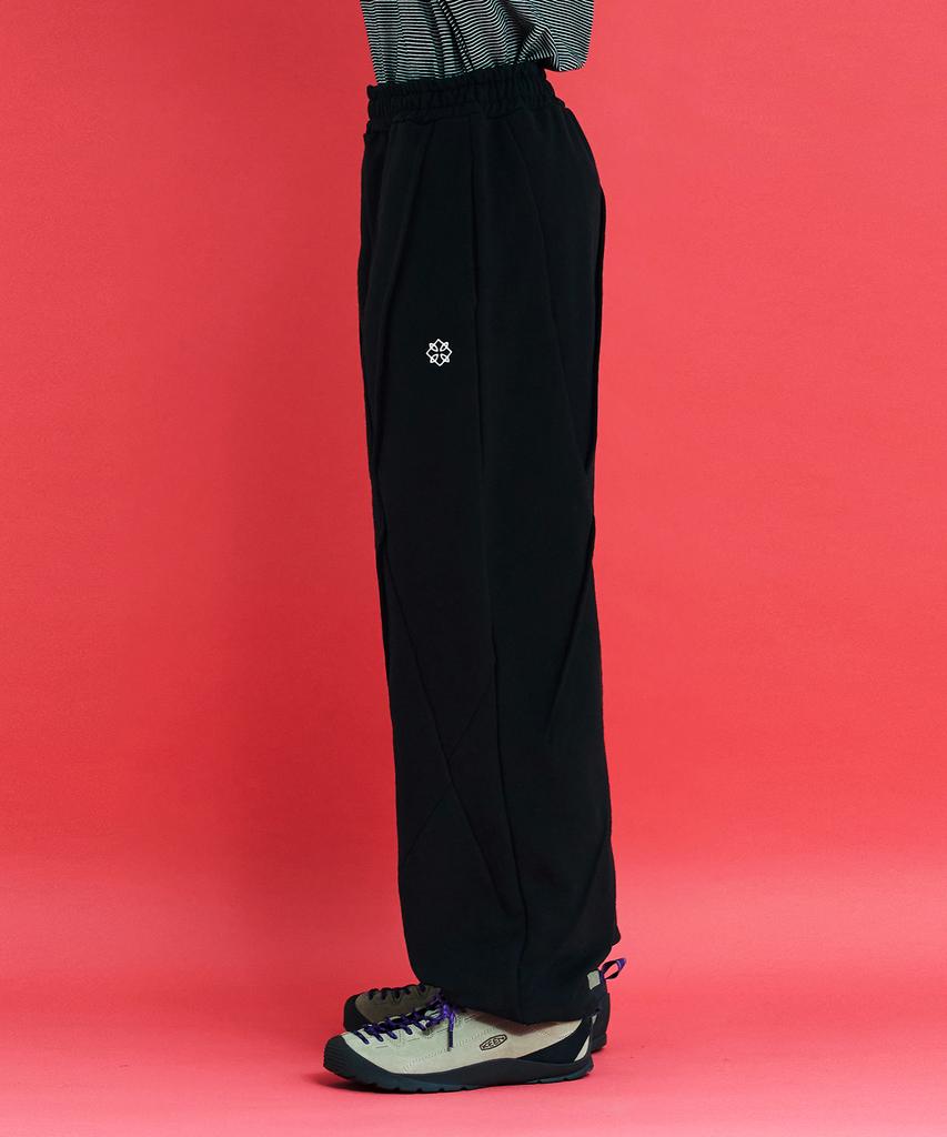 UNALLOYED Dart Sweatpants / Black