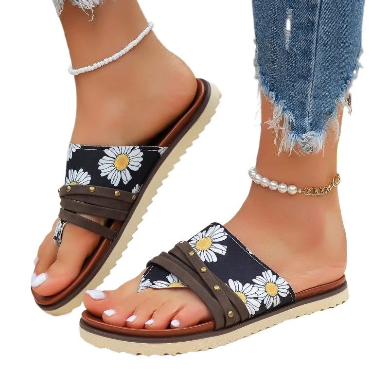 მოდური ქალის ფეხსაცმელი გასაყიდად 2024 პინჩის ცხვირი ქალის ჩუსტები ზაფხული რომი შერეული ფერები გარე ყოველდღიური პლაჟის ბრტყელი დიდი ზომის ჩუსტები