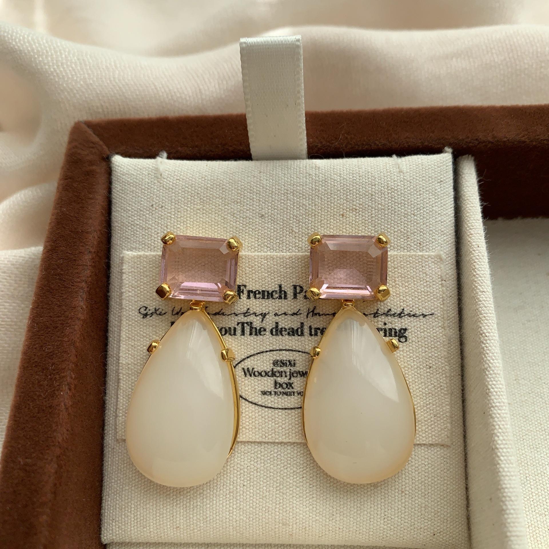 

White water drop-shaped pendant, stud earrings, resin translucent niche design, high-end sense, elegant romantic light luxury earrings