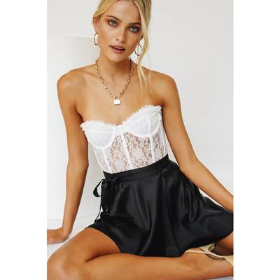 Saia curta de cetim com cintura alta e amarração em chiffon e meio corpo de cor sólida de verão