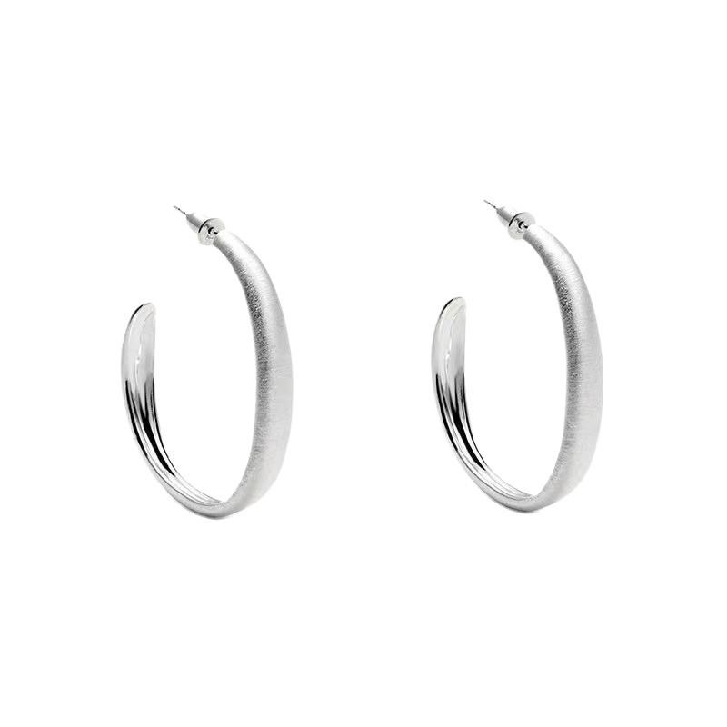 Damskie kolczyki sztyfty koła ze srebra próby 925, eleganckie i unikalne.